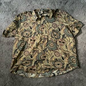 Plus size button down shirt. Size 3XL.